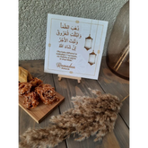 Witte kaart met gouden rand en lantaarnillustraties inclusief houten standaard Ramadan Mubarak